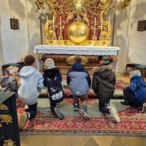 Kinder erforschen die Kirche