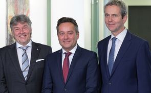 Die Geschäftsführung der Ordensklinikum Linz GmbH (v. l.): Mag. Raimund Kaplinger (Personal, Organisation, IT),  MMag. Walter Kneidinger (Finanzen, Recht), Dr. Stefan Meusburger, MSc. (Medizin)