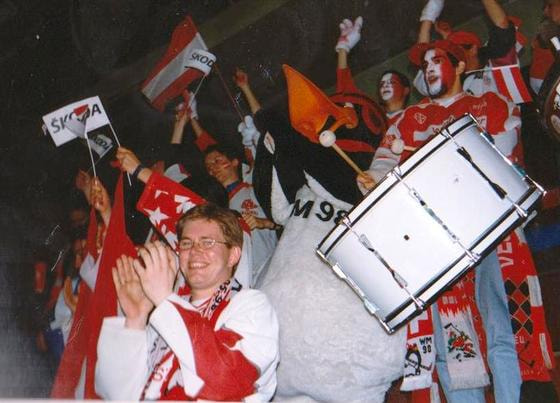 Günther Waldhör bei der Eishockey-WM 1998 in Zürich unter den Fans vom Team Österreich mit Maskottchen Bully