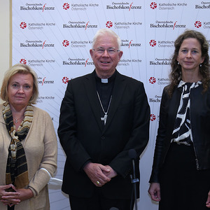 Synodaler Prozess: Präsentation der Österreich-Ergebnisse durch Erzbischof Franz Lackner, Regina Polak (l.) und Petra Steinmair-Pösel (r.)