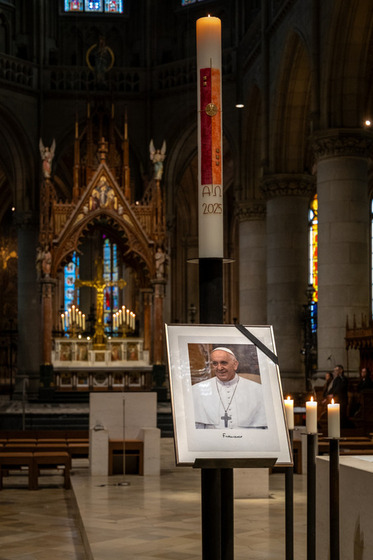 Gedenkbild von Papst Franziskus vor der Osterkerze