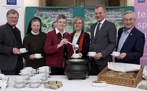 V. l.: Bischof Dr. Manfred Scheuer, Sr. M. Barbara Lehner (Generaloberin Elisabethinen), Sr. Maria Schlackl SDS (Salvatorianerinnen), die Vorsitzende der Katholischen Frauenbewegung in OÖ Paula Wintereder, Landeshauptmann Mag. Thomas Stelzer und P. H