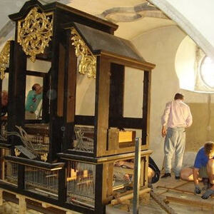 Orgel: Abbau, Stahlkonstruktion der Brüstung, Aufbau