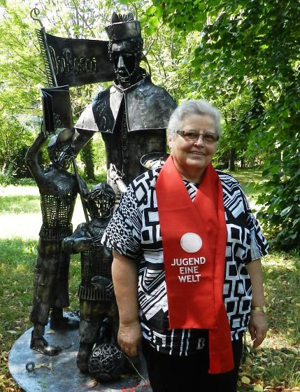 Schwester Hildegard Litzlhammer vor einer Statue von Don Bosco