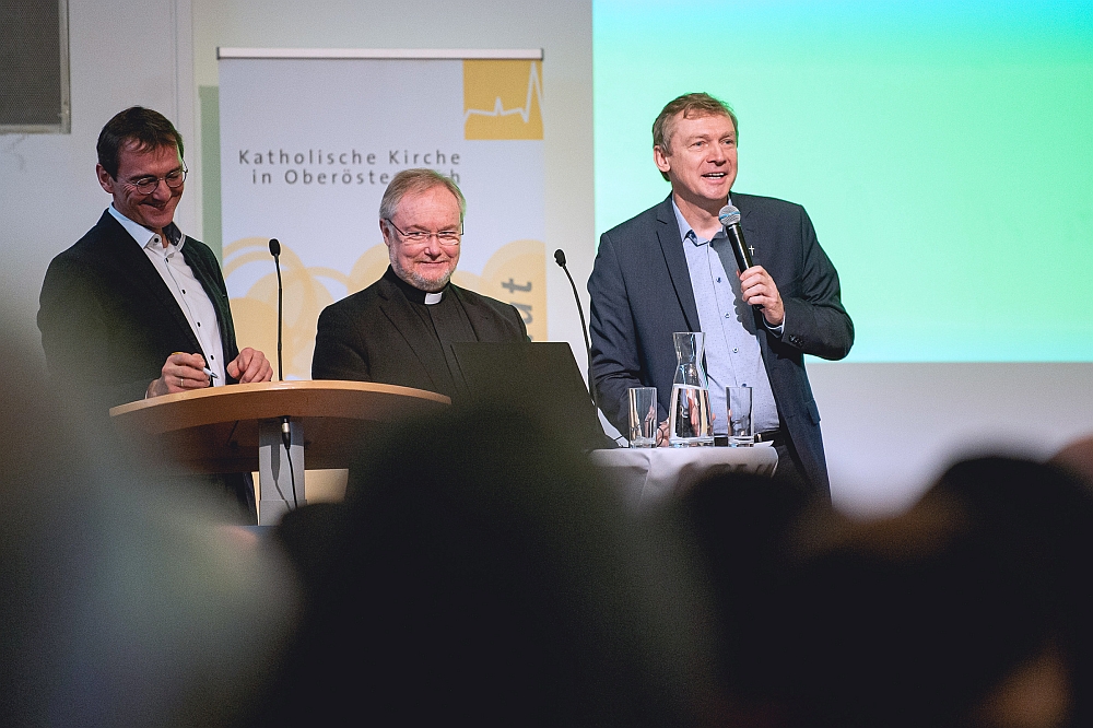 Generalvikar DDr. Severin Lederhilger (Mitte) und Generaldechant Dr. Slawomir Dadas (rechts) erläutern Details zum vorgeschlagenen Strukturmodell. 