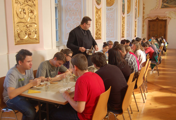 Abt Maxilmilian teilte die Suppe aus. 