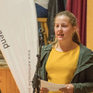 Gedenkfeier an die Opfer des ehemaligen KZ Außenlagers Ternbergzum Thema „Menschlichkeit ohne Grenzen“Bild: Jugendliche zum Thema 'Was ist Menschlichkeit?'Foto: Haijes 