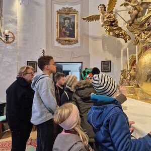Kinder erforschen die Kirche