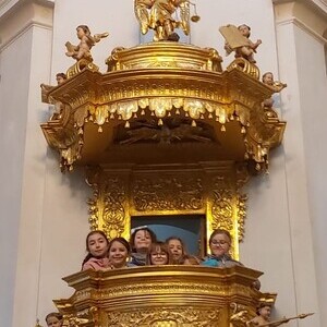 Kinder erforschen die Kirche