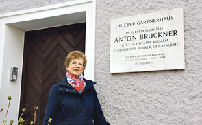 Gabriele Sieb steht hier vor dem Hueber-Gärtnerhaus.