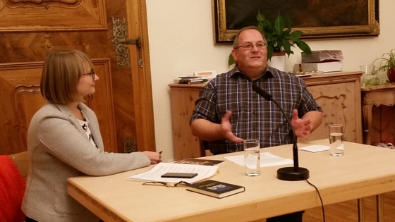 Moderatorin Karin Imlinger-Bauer und der Autor Thomas Riegler bei der Präsentation im Wintersaal.