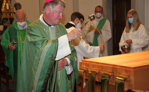 Bischof Dr. Manfred Scheuer bei der Altarweihe in der Pfarrkirche Pollham
