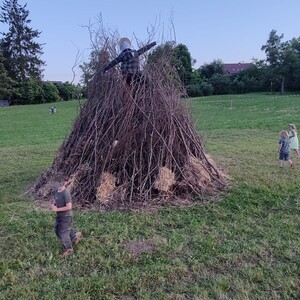 Das Holz ist zusammengetragen und aufgebaut