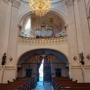 Kinder erforschen die Kirche