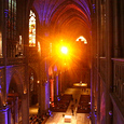 Lichtinstallation mit Spiegelkugel im Linzer Mariendom