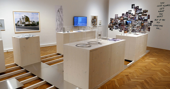 Im Rahmen der Ausstellung 'Metall und mehr. Helmuth Gsöllpointner und seine Meisterklasse' ist auch die Rektorskette der KU Linz zu sehen.