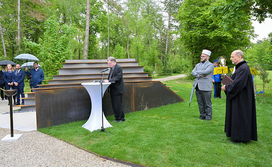 Multireligiöse Segnung der Gedenkstätte durch Bischof Dr. Manfred Scheuer, Imam Omber Berisha und Superintendent Dr. Gerold Lehner.