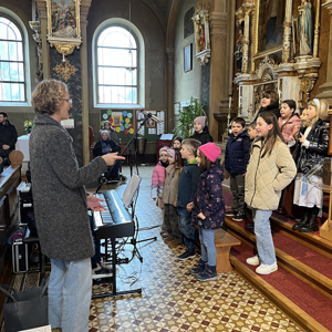Mit schwungvollen Liedern bereicherten Kinder denGottesdienst mit schwungvollen Liedern.