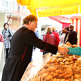 Bischof Scheuer beim Bäcker-Standl – ein vertrauter Geruch für den „Bäcker-Fredi“ / © Diözese Linz / Kraml Bischof Scheuer beim Bäcker-Standl – ein vertrauter Geruch für den „Bäcker-Fredi“