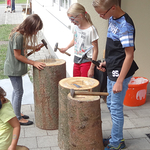 Kinder beim Nageln