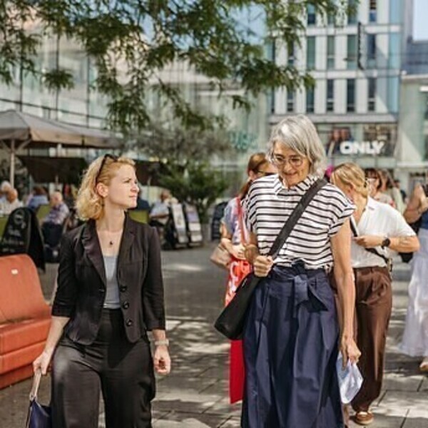 Ministerin Eva-Maria Holzleitner, Projektleiterin Katja Haller / © MecGreenie Stadtrundgang mit Frauenministerin