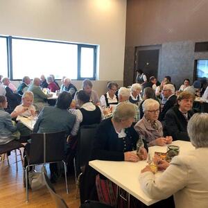 Viele Menschen waren auch im Saal. 