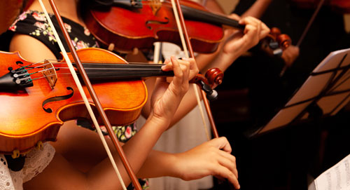 weibliche Personen, die Violine spielen
