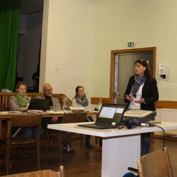 Pastoralvorständin Anita Aigner führt durch den Abend.