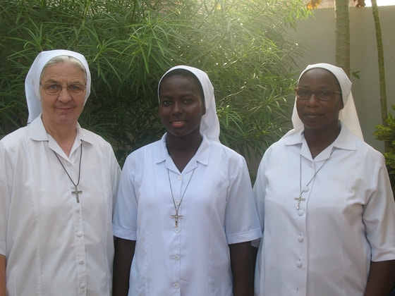 Sr. Mariangela Mayer mit Mitschwestern