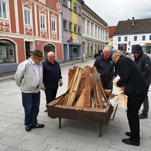 Karsamstag, 19. April: Osterfeuer mit Osteragape nach der Osternacht