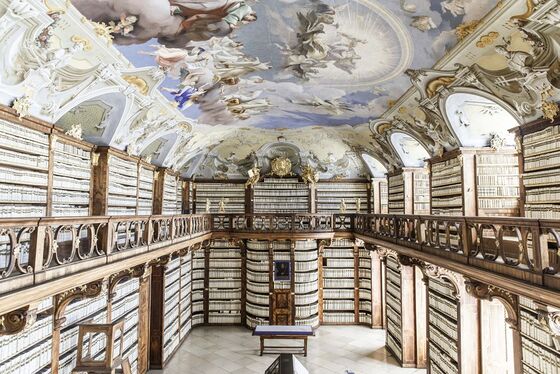 Barocke Pracht: Die Ordensbibliothek des Benediktinerstifts Seitenstetten mit einem Deckenfresko von Paul Troger