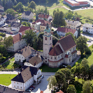 Die Pfarrkirche von Sattledt - Luftaufnahme