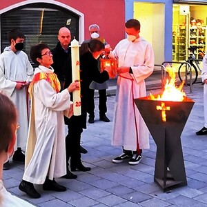 Karsamstag, 19. April: Osterfeuer mit Osteragape nach der Osternacht