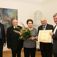 Ordinariatskanzler Johann Hainzl, Bischof em. Maximilian Aichern, Ehefrau Hermine Steiner, der Geehrte Johann Steiner und Bischof Manfred Scheuer. / © Diözese Linz / Kraml Ordinariatskanzler Johann Hainzl, Bischof em. Maximilian Aichern, Ehefrau Hermine Steiner, der Geehrte Johann Steiner und Bischof Manfred Scheuer.
