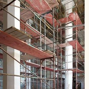 Besichtigung der Baustelle am Gerüst