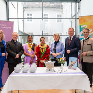(v. l.): Michaela Leppen (Leiterin Team Frauen), Generalvikar Severin Lederhilger, Sunita Chaudhary, Januka Khatiwoda (SWI Nepal), Paula Wintereder (ehrenamtl. Vors. kfboö), LH Thomas Stelzer, Wolfgang Falkensteiner (Tourismusmusschulen Bad Ischl)