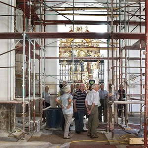 Besichtigung der Baustelle am Gerüst