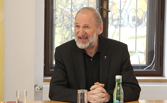 Der derzeitige Pastoralamtsdirektor Wilhelm Vieböck während seines Statements bei der Pressekonferenz.