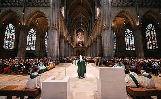 Bis auf den letzten Platz war der Linzer Mariendom befüllt mit Besuchern bei der Festmesse, die durch den Chor der Landjugend Ried-Katsdorf gestaltet und von Bischof Manfred Scheuer gehalten wurde.