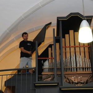 Orgel: Abbau, Stahlkonstruktion der Brüstung, Aufbau